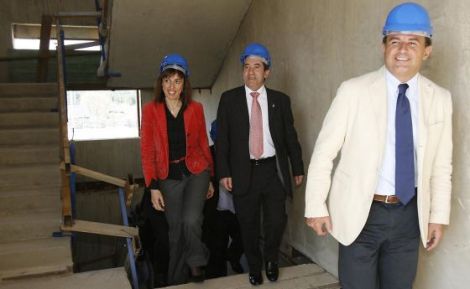O exconselleiro de Economía Javier Guerra, en primeiro termo, na visita que realizou en 2011 ás obras do edificio onde se puxo en marcha a residencia de Bóveda.